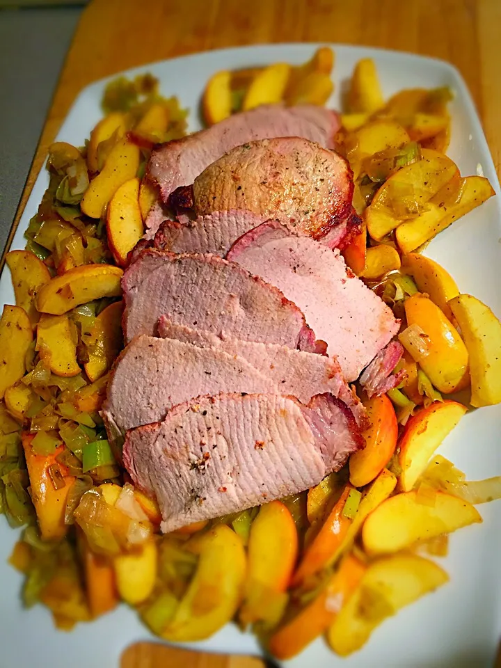 Herb roasted pork loin with apples and leeks|Liesel Ryanさん