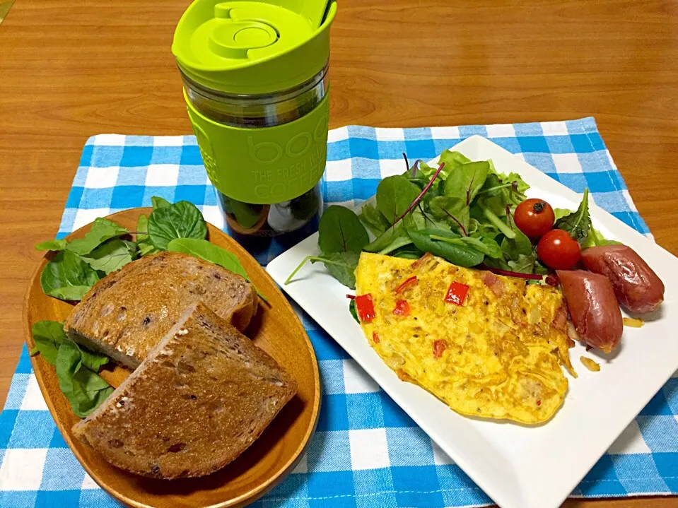 フレンチプレスコーヒーで朝食（赤ピーマンとベーコン玉ねぎのオムレツ、ジャンボフランク、サラダ、五穀パン）|jackybeanさん