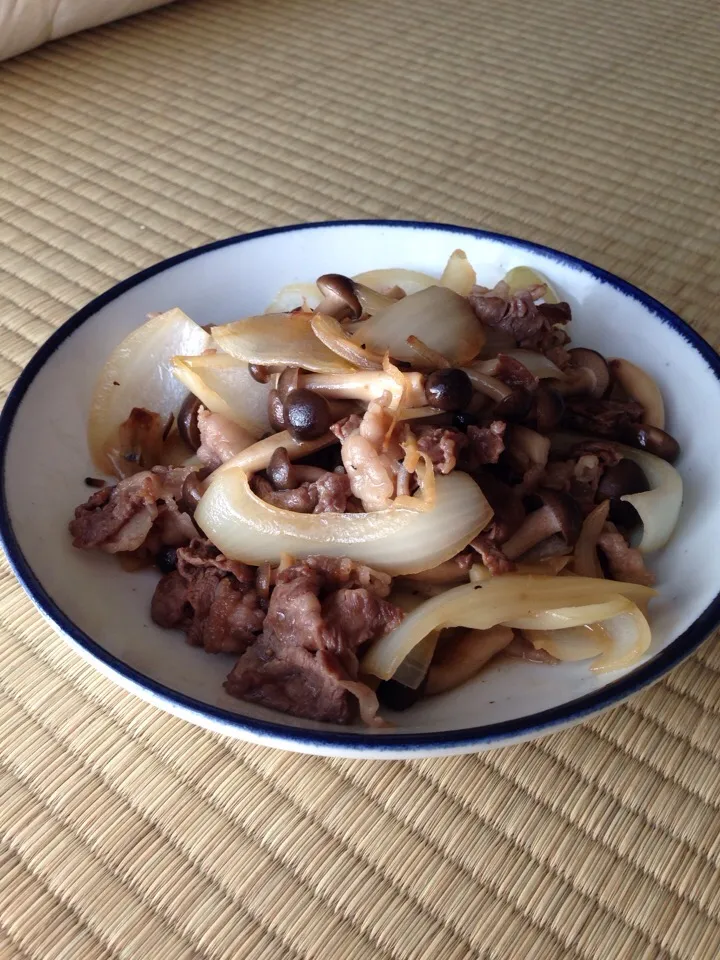 Snapdishの料理写真:初めて作った牛丼の上だけバージョンです。まだご飯は炊いてないけど、味付けもバッチリ。好みの薄味で仕上げました。明日のお弁当は、オリジナルの牛丼で決まり！|TKD_1057さん