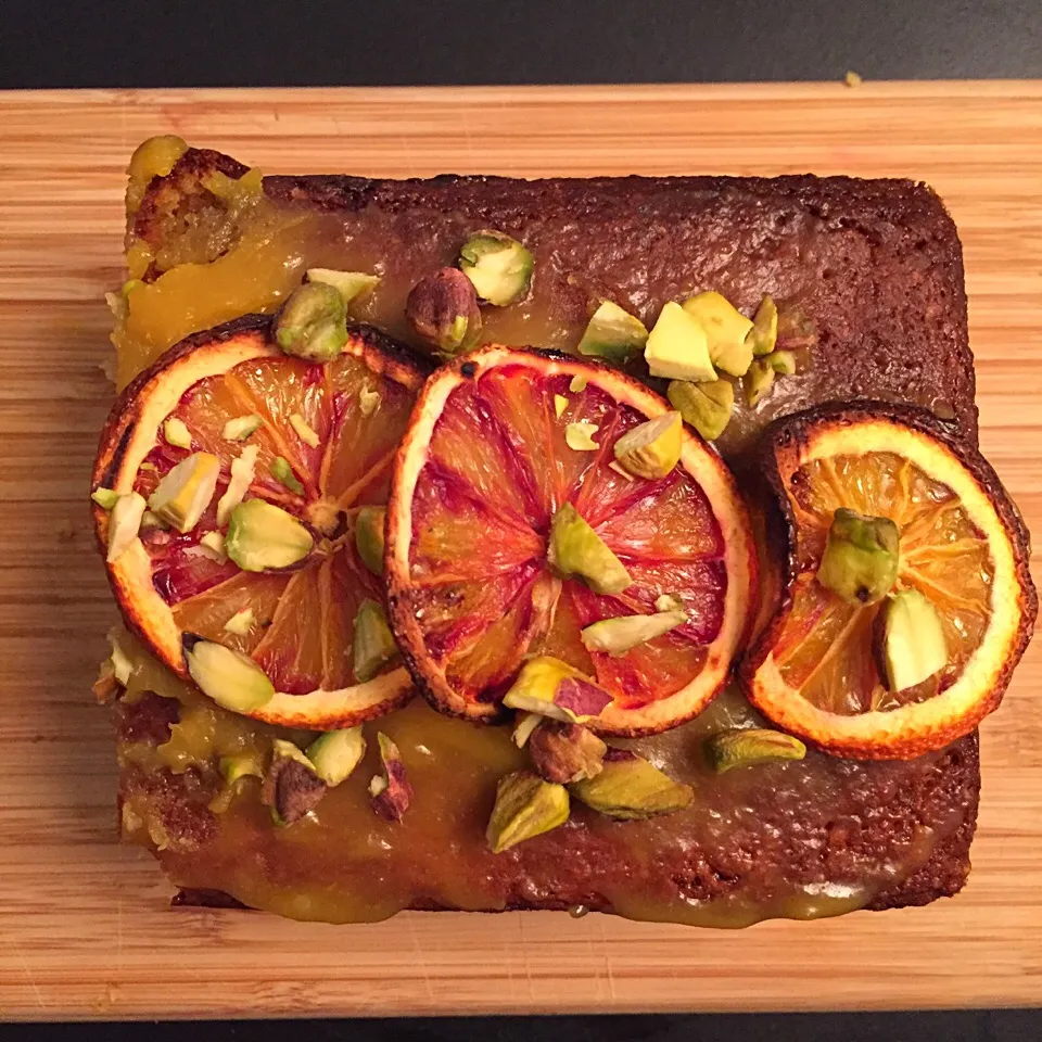 Bloodorange/pistachio cake with blood orange curd and mascarpone.|Liesbeth Maliepaardさん