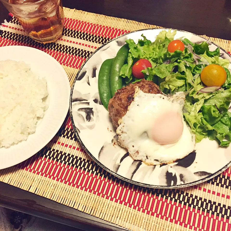 お肉たっぷりハンバーグと半熟目玉焼き|ぐうたら猫さん