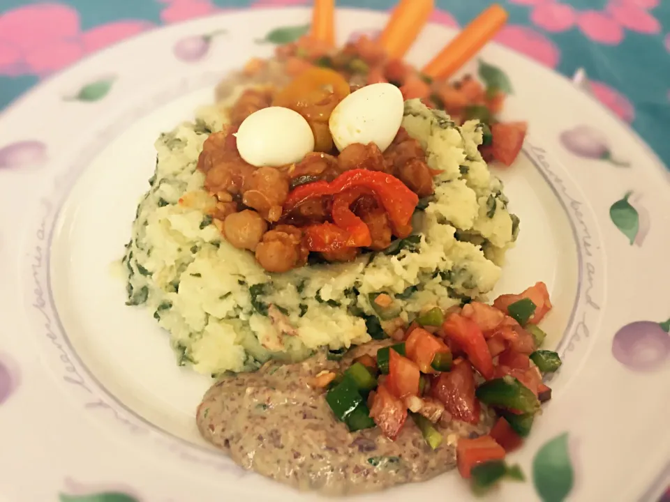 Spinach, sweet potato & potato mash, chickpea curry, quail eggs and red bean salsa|Sergio Lacuevaさん