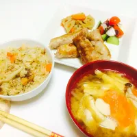 さんまの炊き込みご飯
きのこの梅豚肉巻き
蓮根と人参のきんぴら
たこのマリネ|みさきさん