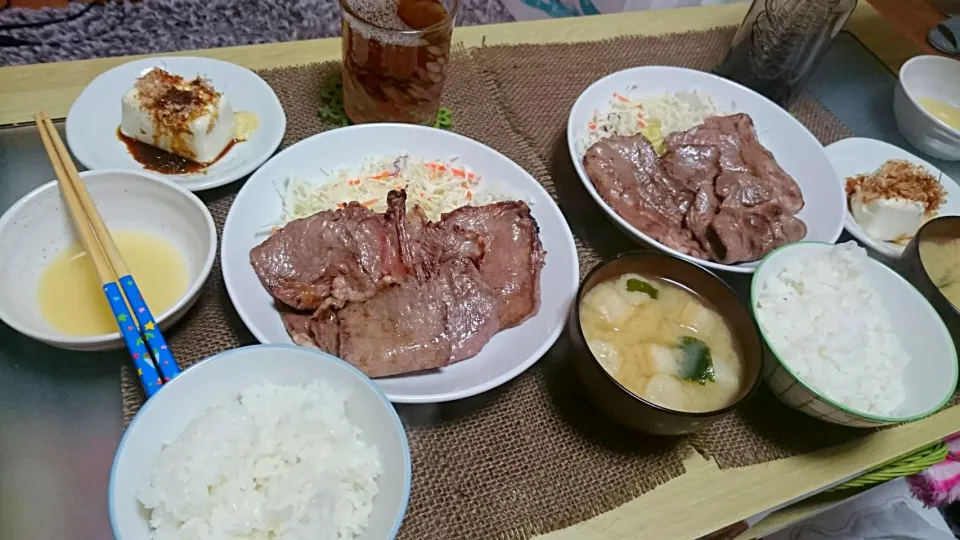 Snapdishの料理写真:牛タン、冷奴、味噌汁|おむすびさん