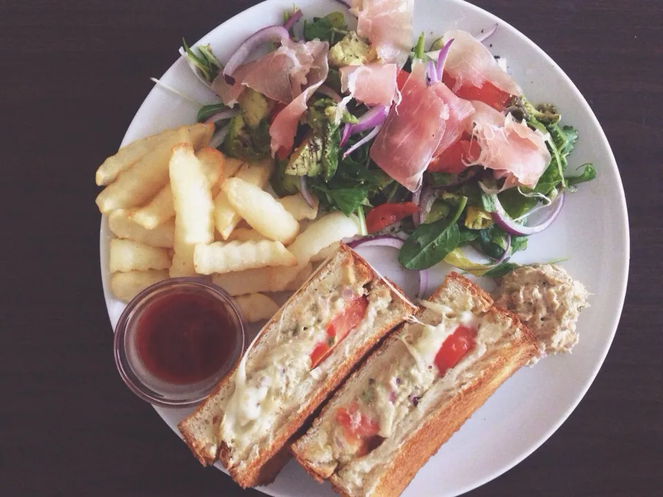 Tuna melt sandwich w/ salad and French fries|Sanaeさん