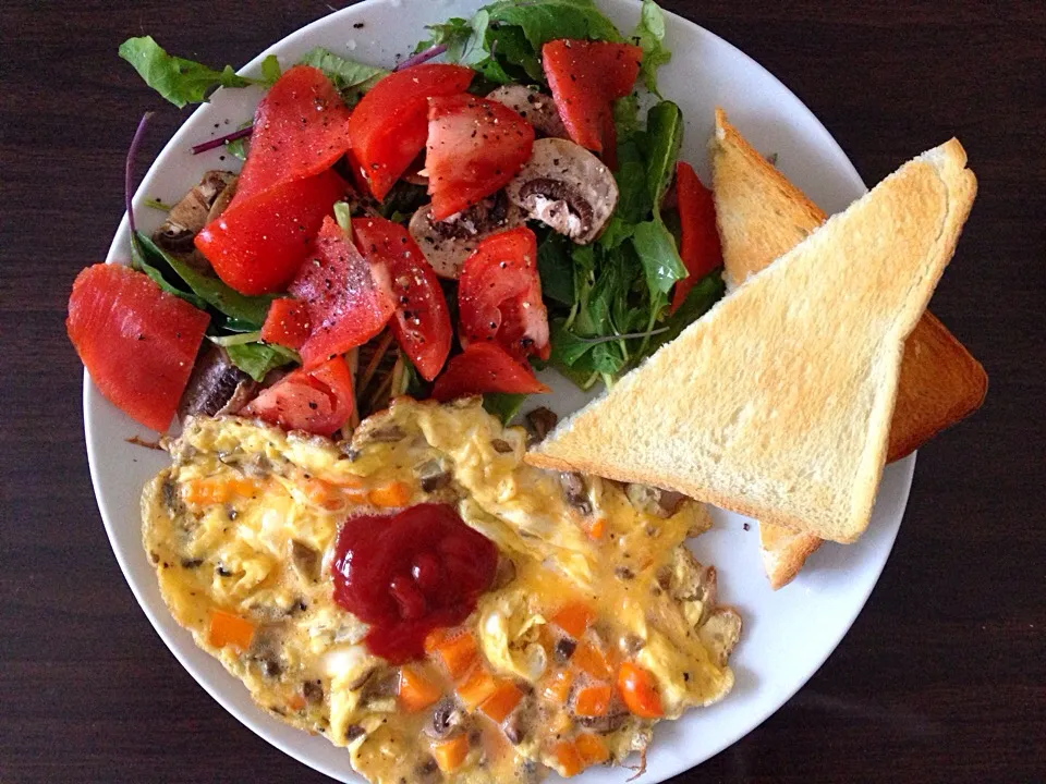 Scrambled eggs, salad and toast|Sanaeさん