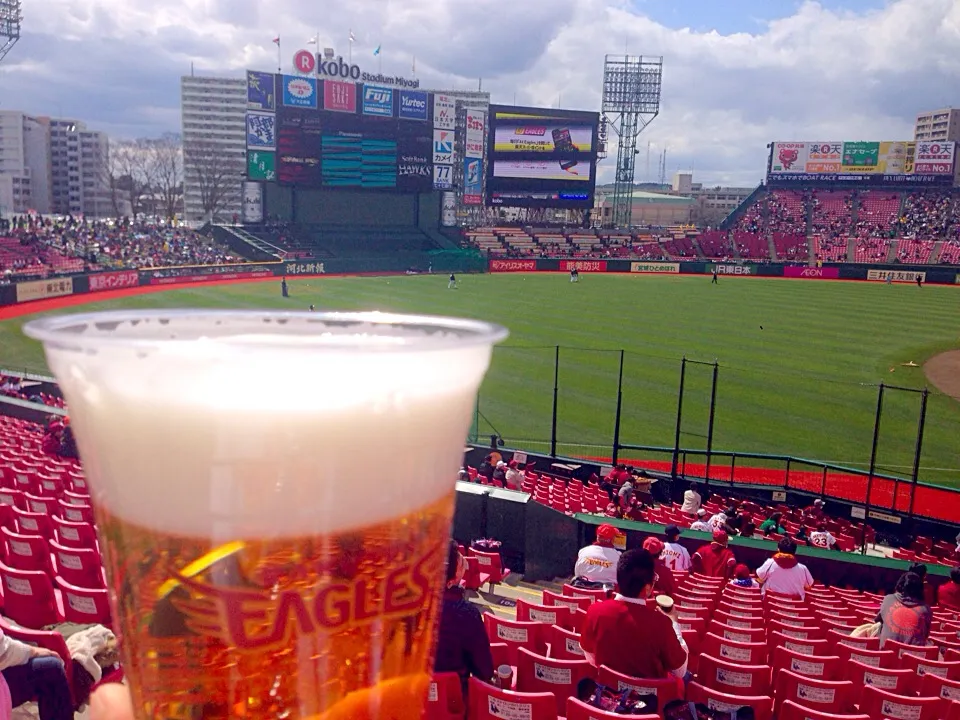 プロ野球開幕‼︎vs王者ソフトバンク‼︎
の前にビール（笑）|タカパパさん