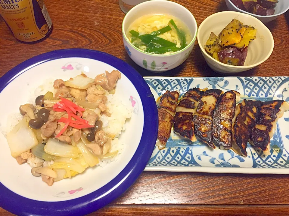 Snapdishの料理写真:具の少ない中華丼と焦げた餃子！笑|doalaさん