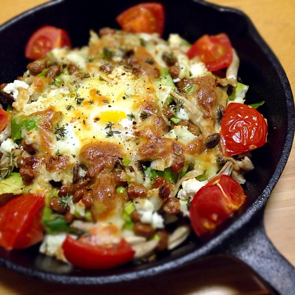 今夜のピン飯スキレットは…お野菜の納豆チーズ焼きに卵も乗せたったで〜♫ リピリピな一品も、旬のお野菜や器の違いでコレまた楽し💖|こなちゅんさん