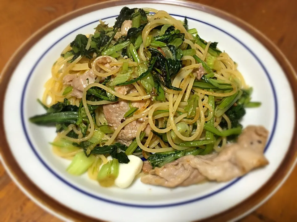 種子島バターで炒めた小松菜と春菊、柔らか鶏と豚肉のパスタ|ひろゆきさん