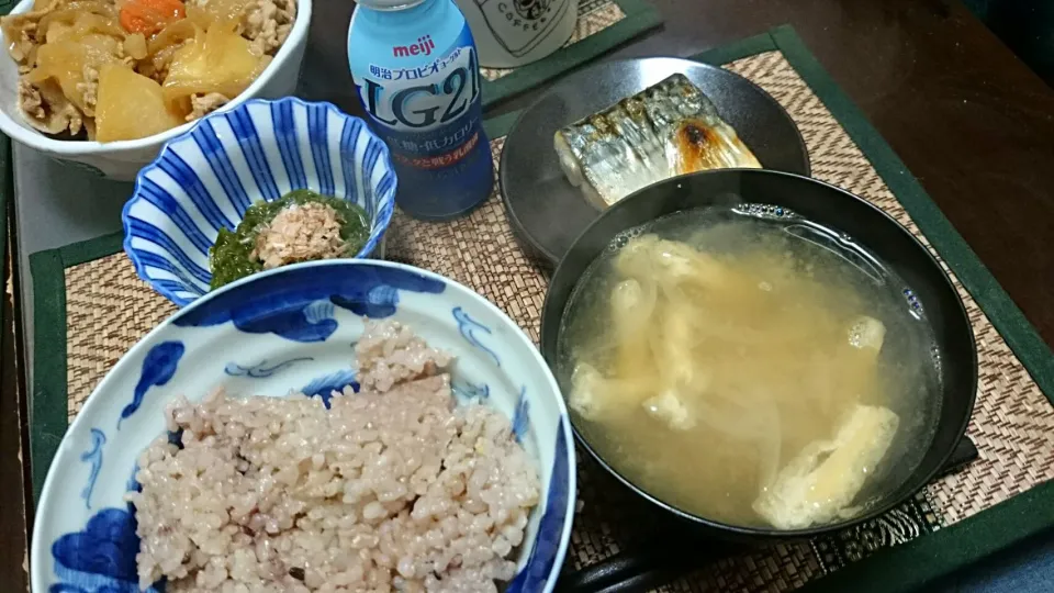 Snapdishの料理写真:鯖＆めかぶ＆玉ねぎの味噌汁|まぐろさん