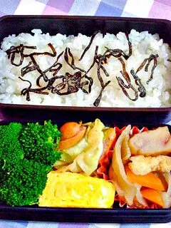 お弁当（塩昆布のせご飯、切り干し大根とさつま揚げの煮物、卵焼き、キャベツとウインナーの炒め物、ブロッコリー）|すーさん