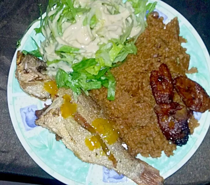 Fried Snapper with Peas n Grits Fried Sweet Plantains and Green Salad Covered with Creamy Caesar Dressing.|Juan Simmsさん