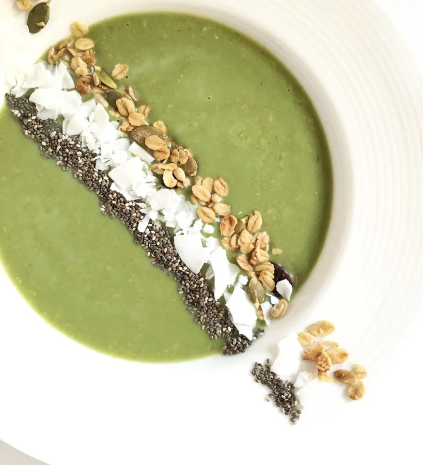 Matcha avocado smoothie bowl with chia seeds, coconut flakes & homemade granola|coxiella24さん