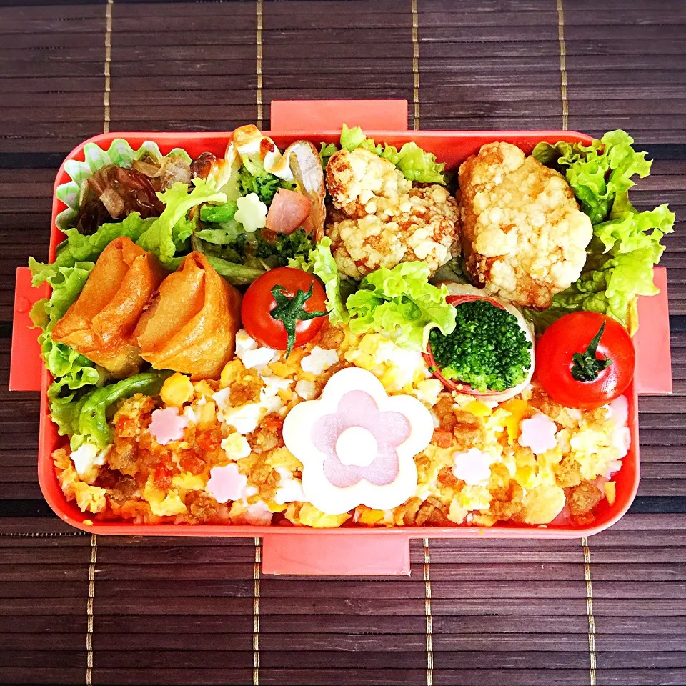 今日の子どものお弁当
炒り卵とそぼろごはんのお花見弁当|りんりんさん