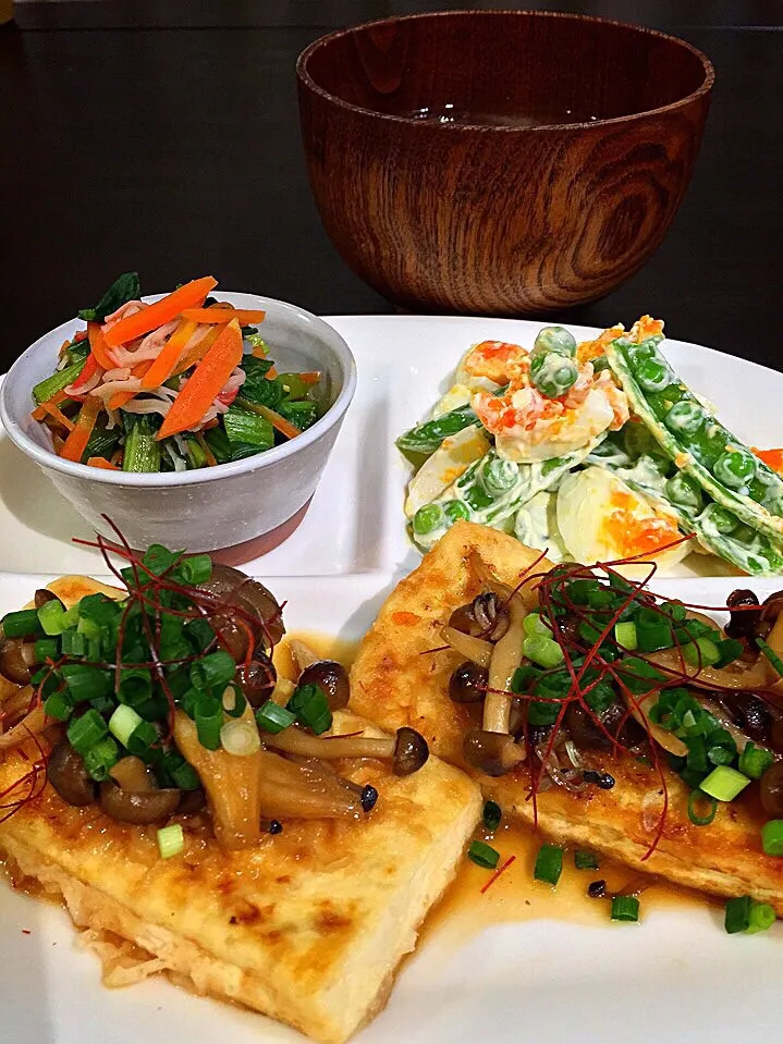 ⭐️お豆腐ステーキ 麺つゆバター
⭐️スナップえんどうと卵のサラダ
⭐️小松菜とカニカマの煮浸し
⭐️ナスとインゲンの味噌汁|よっちぃさん