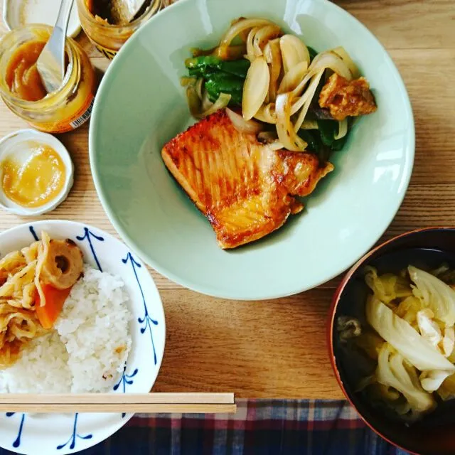 玉ねぎとピーマンを焼いて、あごだしでさっと煮て、にんにく味噌やらゆず味噌で食べるのがおいしいです。鮭のハラミ定食。定食と言っても、家ですけど。わははは|のーなさん