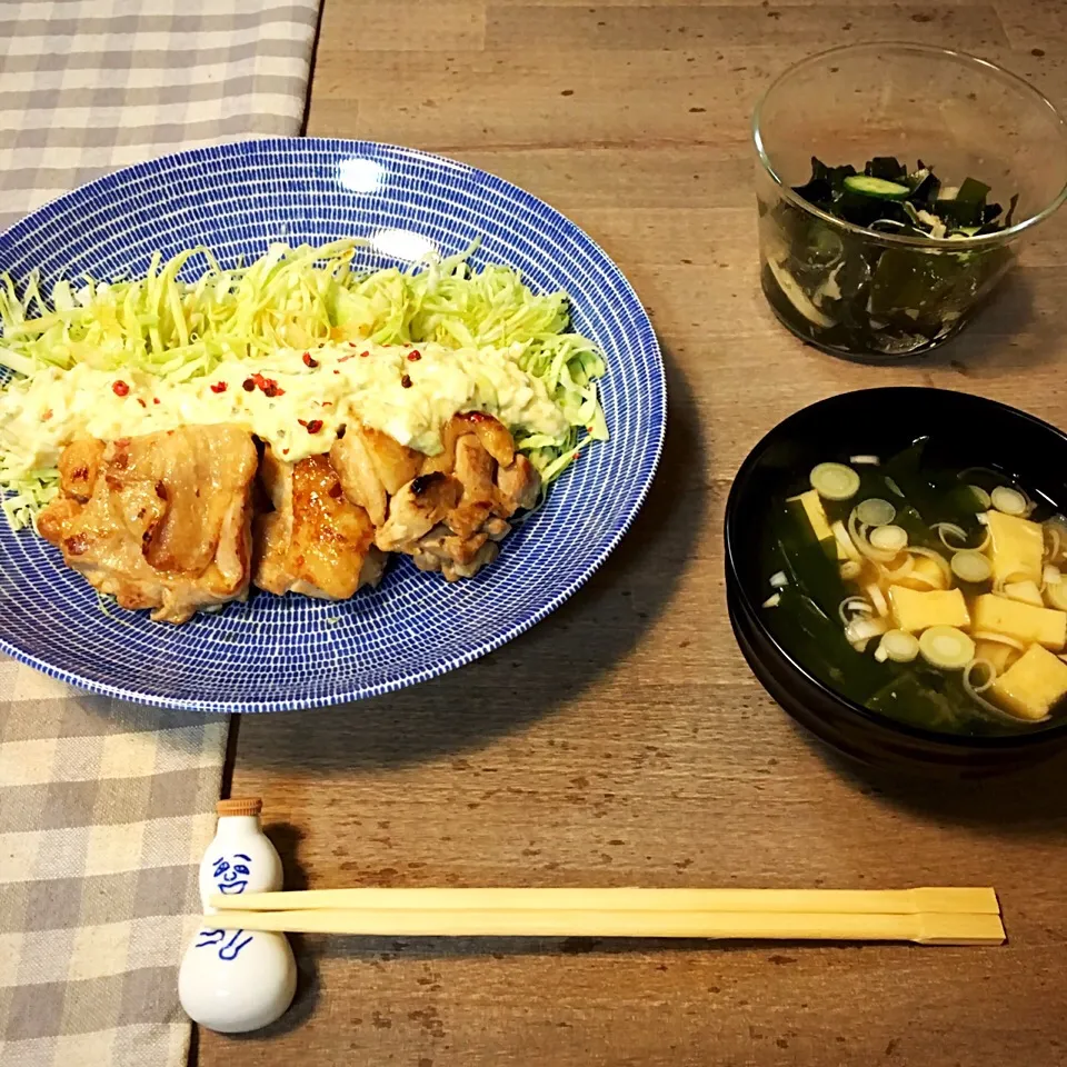 夕ごはん。鶏肉のレモンソテー、柚子胡椒入り和風タルタルソース。わかめときゅうりとネギのサラダ。わかめと高野豆腐のお味噌汁。|yukko7740さん