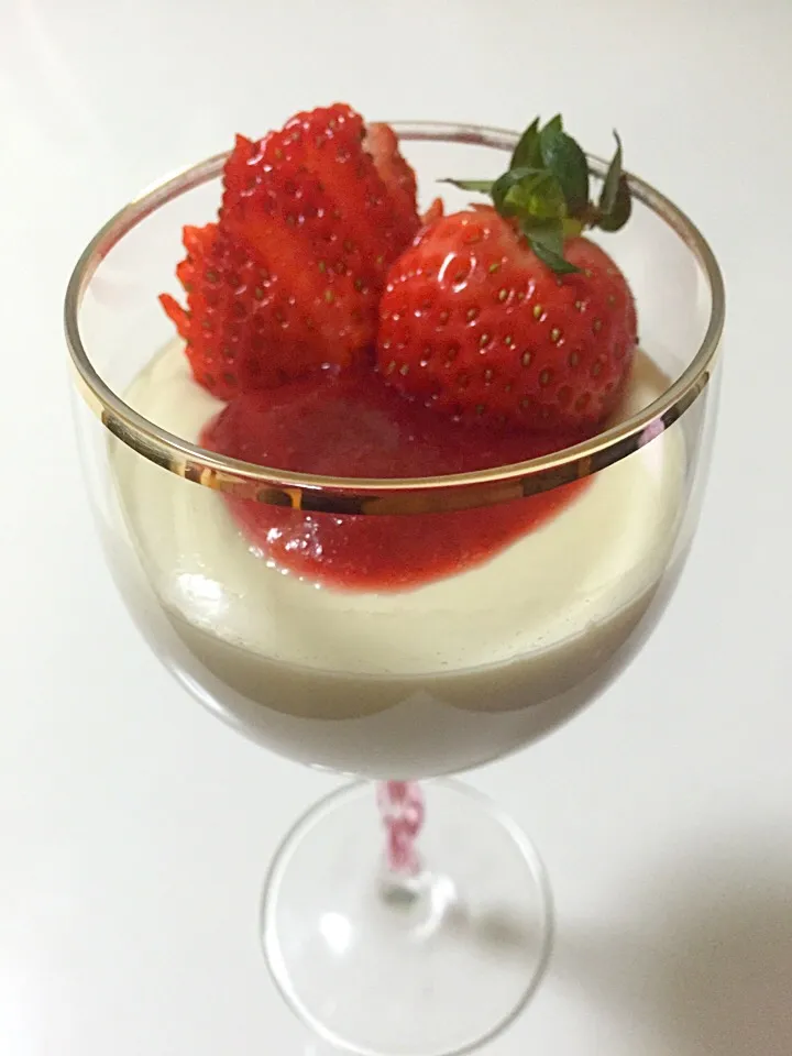 Panna Cotta with Fresh Strawberry Coulis|Alvin Valerianoさん