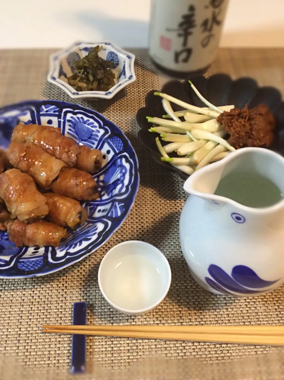 ふきのとう豚肉巻、石垣の島らっきょうに肉味噌、花山葵醤油漬け、熱燗は菊水の辛口で。|mattさん