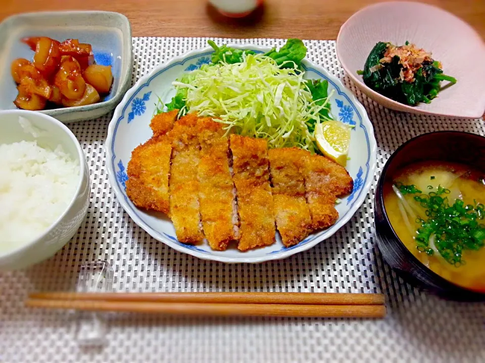 ☆とんかつ
☆ほうれん草のおひたし
☆ちくわとこんにゃくの甘辛煮
☆もやしと玉ねぎの味噌汁|なべちゃんさん