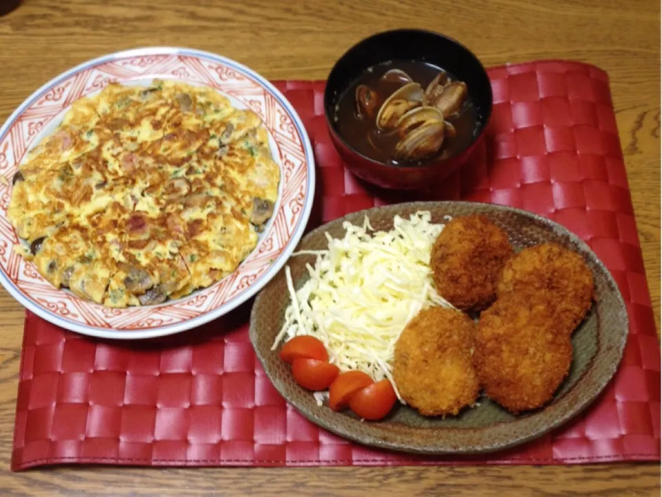 きのことソーセージのオムレツ・あさりのお味噌汁・肉じゃがリメイクコロッケ|美也子さん