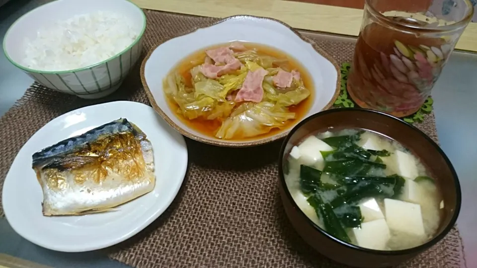 春キャベツとベーコンのあっさり煮、塩鯖、豆腐とワカメの味噌汁|おむすびさん