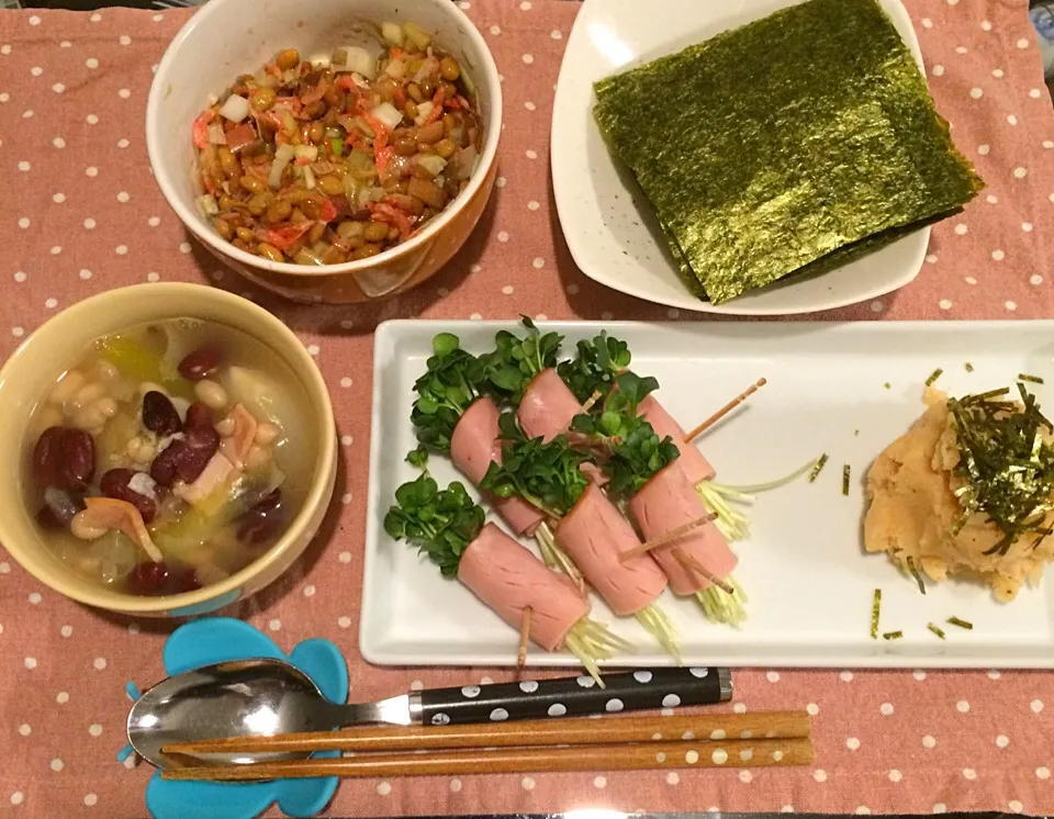 Snapdishの料理写真:納豆海苔巻き(干しエビ、ミョウガ、大葉、ネギ)、たらこポテサラ、カイワレのハム巻き、新玉丸ごとと豆のスープ。|Snack PIYOさん