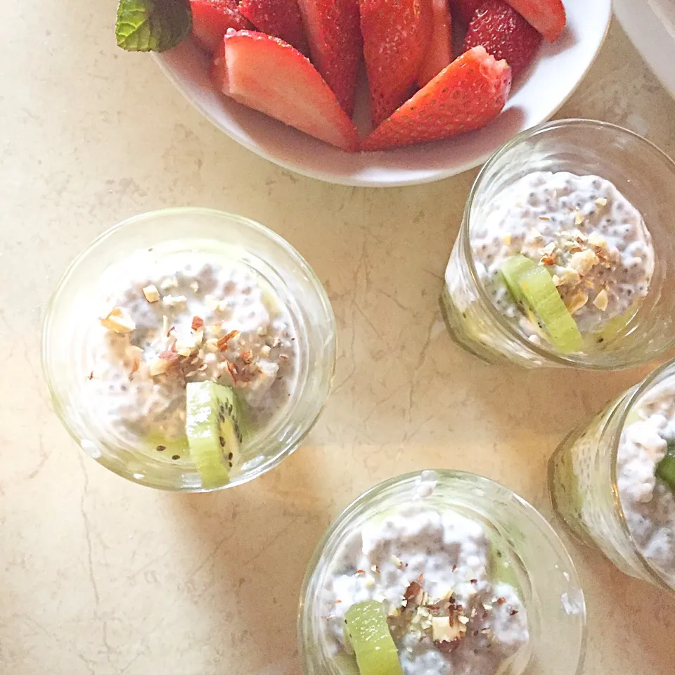 Snapdishの料理写真:Cleansing Kiwi Chia Pudding with Coconut Milk💚|KC Agustinさん