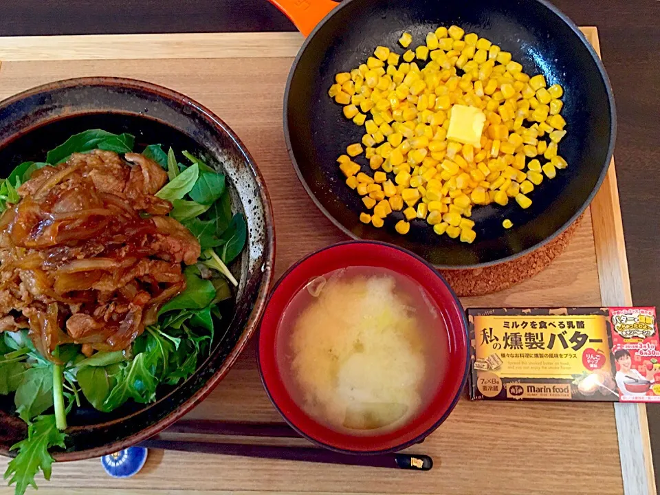 Snapdishの料理写真:豚丼   コーン燻製バター   味噌汁|NAKATAさん