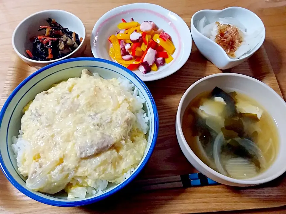 親子丼、お味噌汁、ひじき煮、パプリカとタコのマリネ、新玉おかかポン酢あえ|ゆかさん