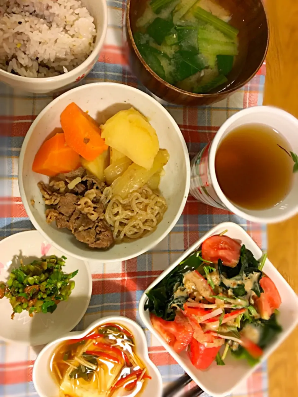 久しぶりの手作りご飯♡
＊肉じゃが
＊豆腐のあんかけ
＊大根と水菜のサラダ
＊大根葉の梅おかか
＊小松菜と舞茸の味噌汁
＊十六穀米|モケモケさん