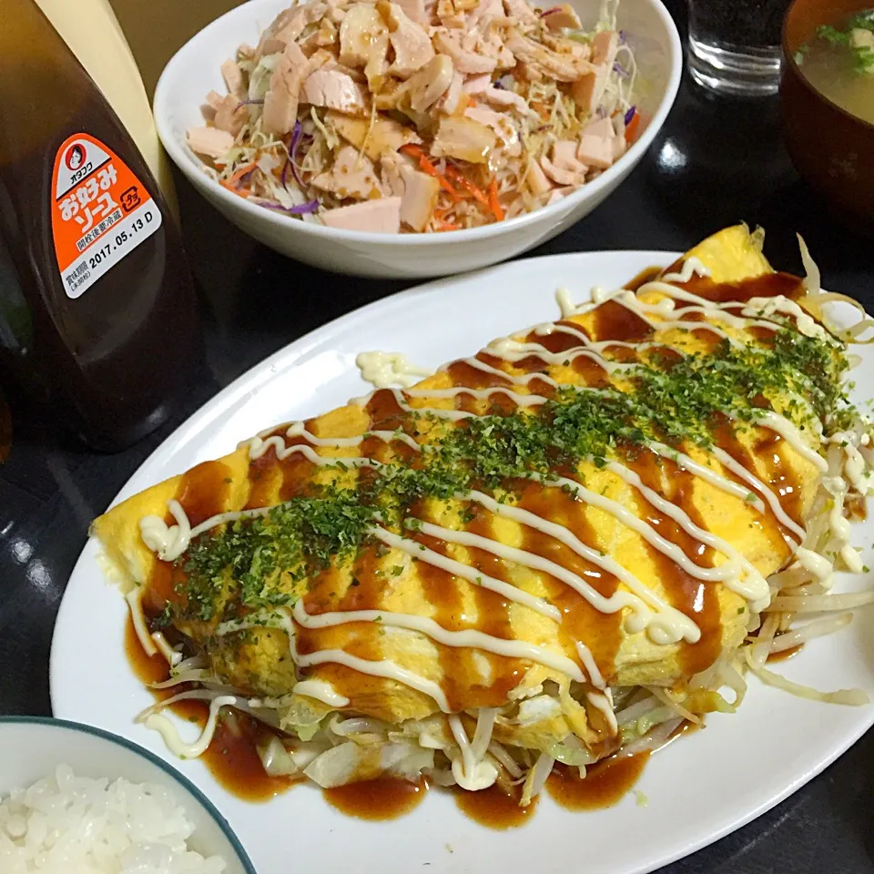 Snapdishの料理写真:今日の晩ご飯は、もやしとキャベツのとん平焼き風、スモークチキンのサラダ、味噌汁。|ゆえさん