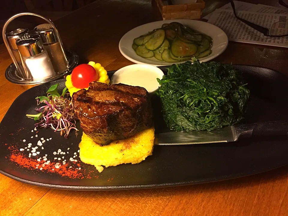 Mixed peppercorn marinated tenderloin grilled on iron plate|Yoku kuu kyaku daさん