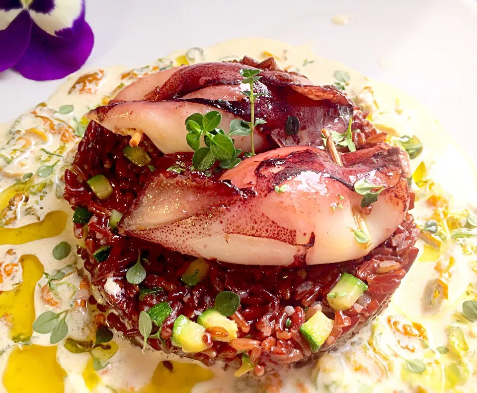 Stuffed Squids with sauted Red rice, flower and courgette sauce|laura giardinaさん