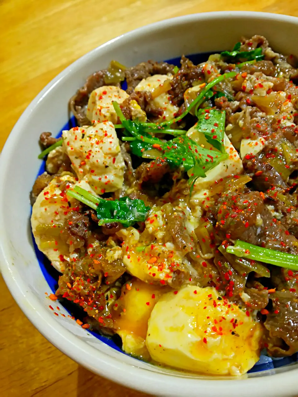 牛豆腐の丼 三つ葉と七味の香り|徳之島トトロンヌさん