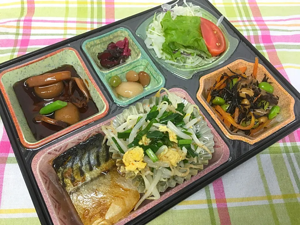 Snapdishの料理写真:鯖の照り煮 日替わり弁当 豊川市宅配|Naokazu Kuritaさん