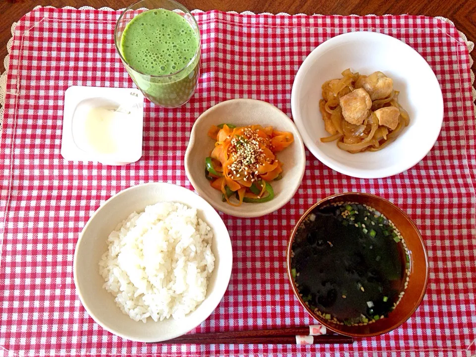 今日の朝ごはん🐑 ご飯 鶏肉の生姜焼き 人参とピーマンのきんぴら わかめスープ 小松菜とバナナのスムージー ヨーグルト|みかげさん