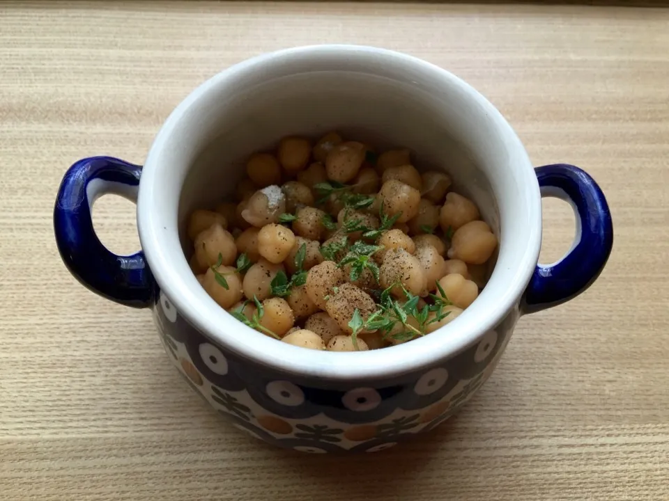 Snapdishの料理写真:茹でたてのガルバンゾに美味しいオリーブオイルと塩胡椒とたっぷりのタイム！
ホクホクして美味しい！|akemi🐝さん