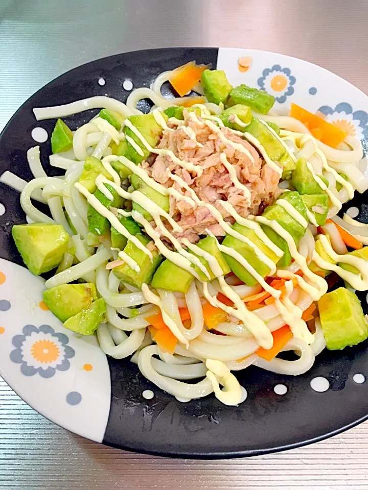 アボカドとツナとゴマ油サラダうどん|ななさん