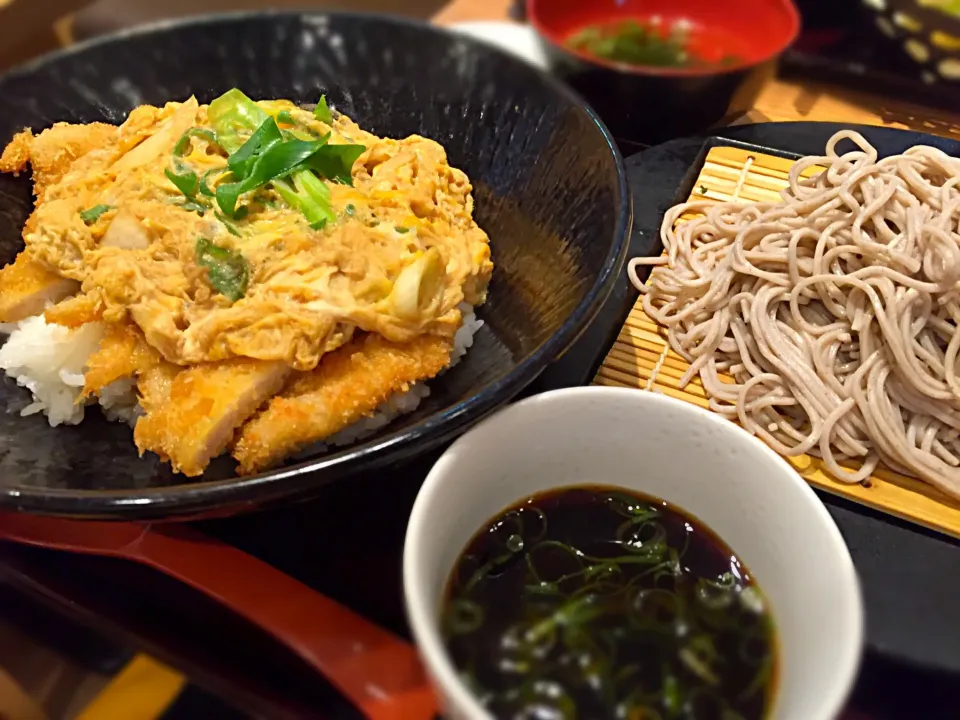 今日の阪急そばは、わらじカツ丼付き🐷花粉で食欲余り無いくせに欲張ってしまった💦しかし、阪急そばはザルより掛け蕎麦系の方が美味しいなぁ🍜|にゃあ（芸名）さん