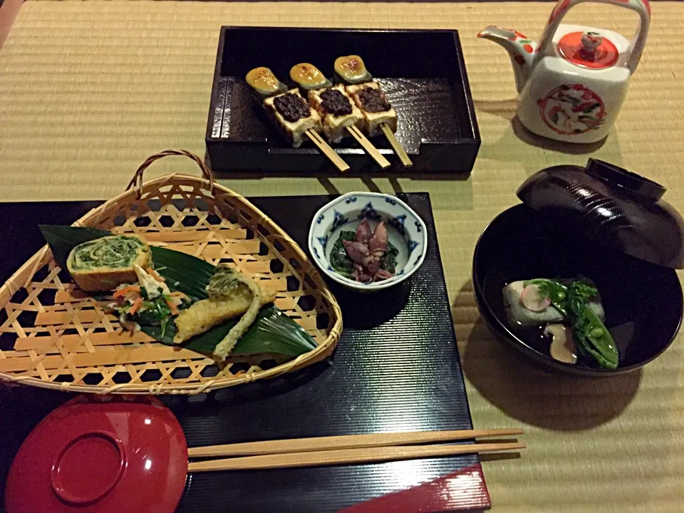 花便りの茶会

蛍烏賊・葱・若布・辛子酢味噌
青海苔玉子焼
根三ツ葉・新人参の湯葉和え
鱚・蕗の薹・独活の芽の天麩羅

山道しんじょう(桜花と蓬)
菜花・スナップ豌豆・大黒しめじ
花弁百合根・木の芽

蓬麩(白玉味噌)・厚揚げ(蕗味噌)の田楽

独活・椎茸・桜と花びら麩

桜花寿司・柴漬|さかい あきよさん