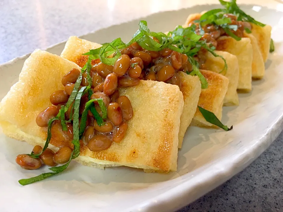 焼き油揚げの納豆掛け〜😋|てんてんさん