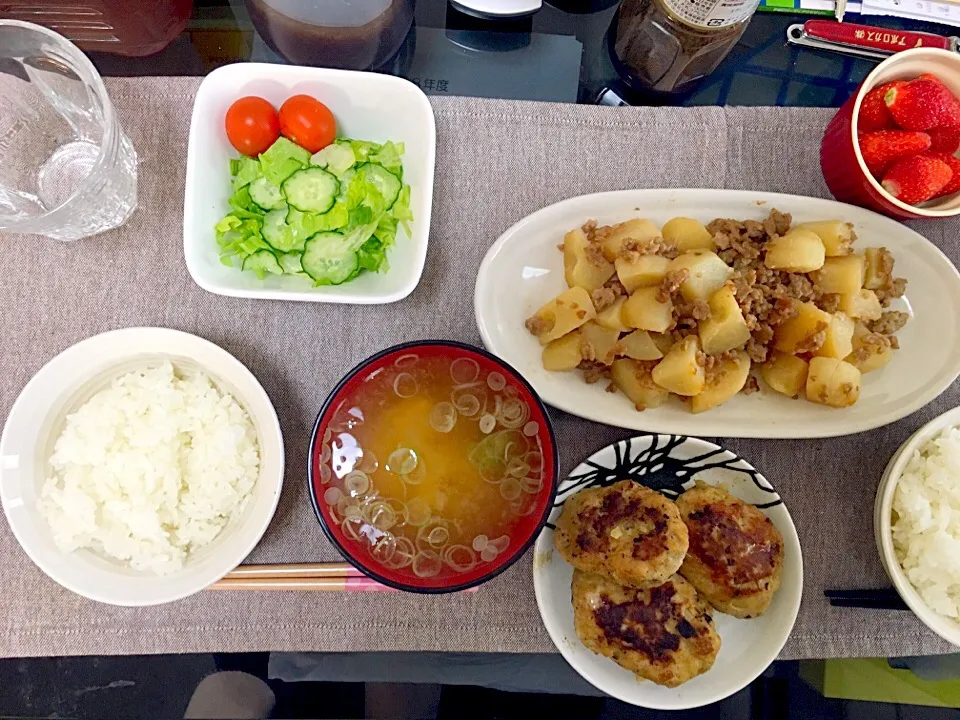 Snapdishの料理写真:ひき肉とジャガイモの煮物&余りの豆腐ハンバーグ(冷凍)🍳|cipiさん