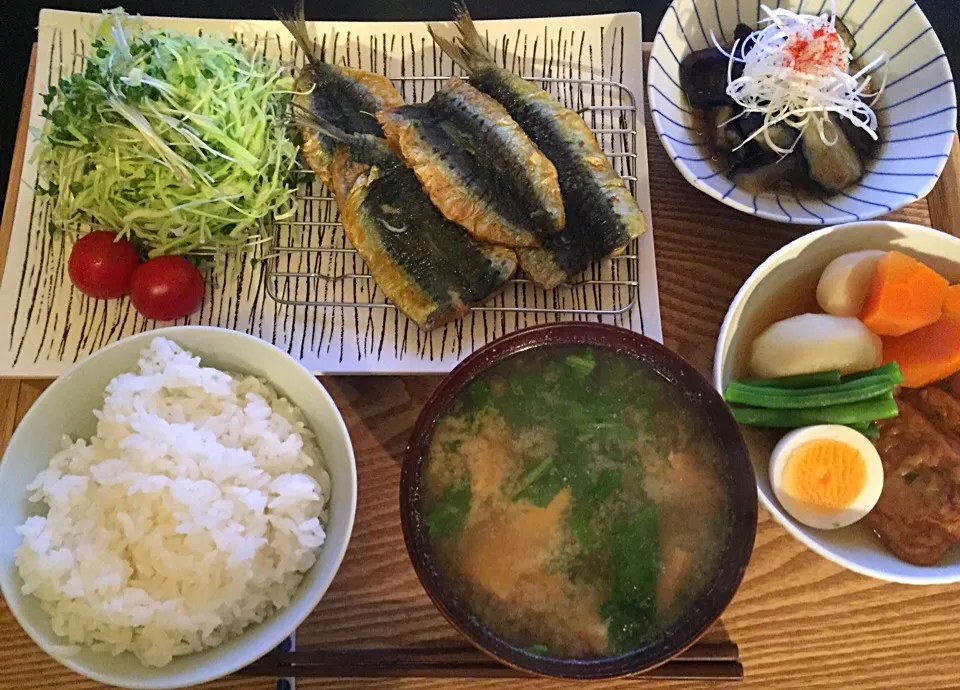 鰯のカレー粉焼き
茄子の揚げ浸し
煮物
厚揚げと小松菜のお味噌汁|ayumiさん