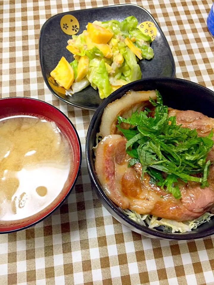 Snapdishの料理写真:豚丼🌱新キャベツと安納芋のサラダ🌱大根と玉ねぎのお味噌汁|☆光るさん