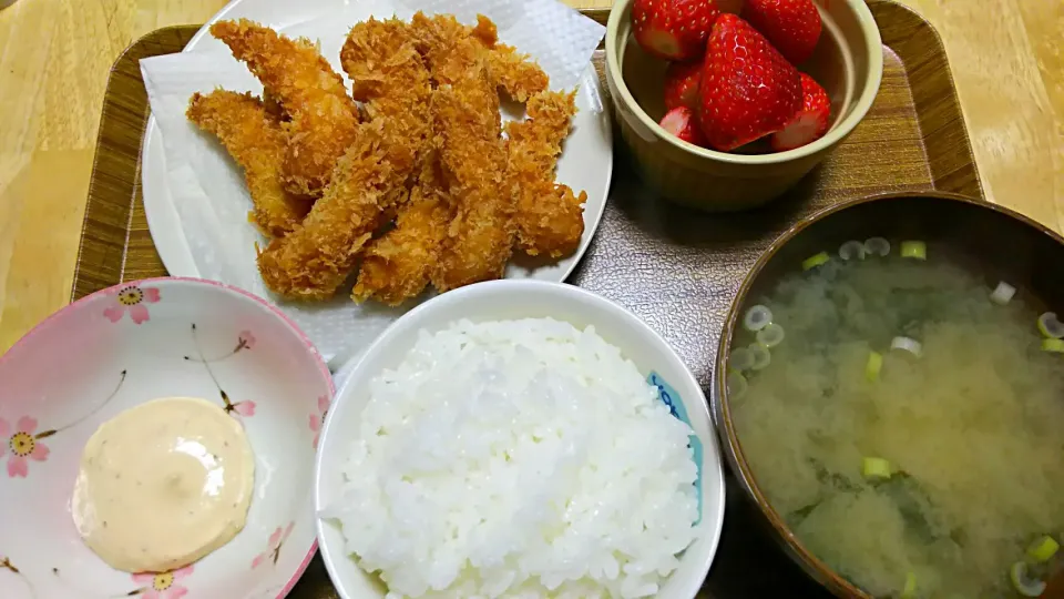 エビフライ
わかめの味噌汁
ご飯
イチゴ
#夜ご飯
#ボッチ飯|めぐさん