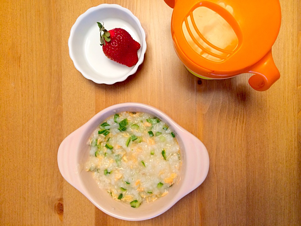 3月29日の朝ごはん9 月ちゃんの離乳食オクラとシャケのお粥 イチゴ風邪ひいてるので するする食べれるようなものを Sanji Snapdish スナップディッシュ Id D4ksqa