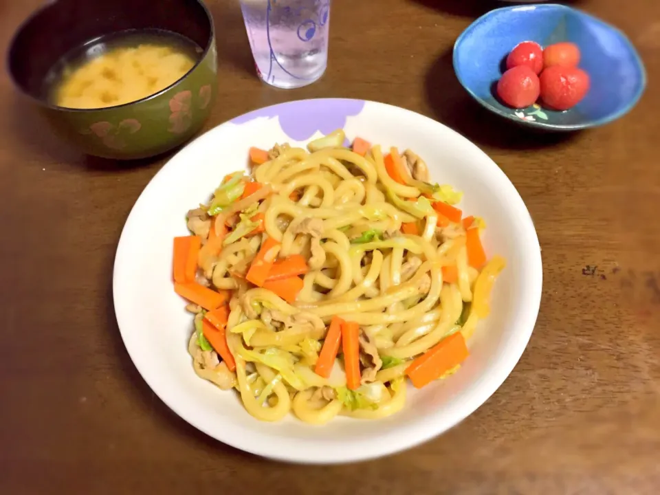 焼うどんとプチトマトのおひたし|いたさん