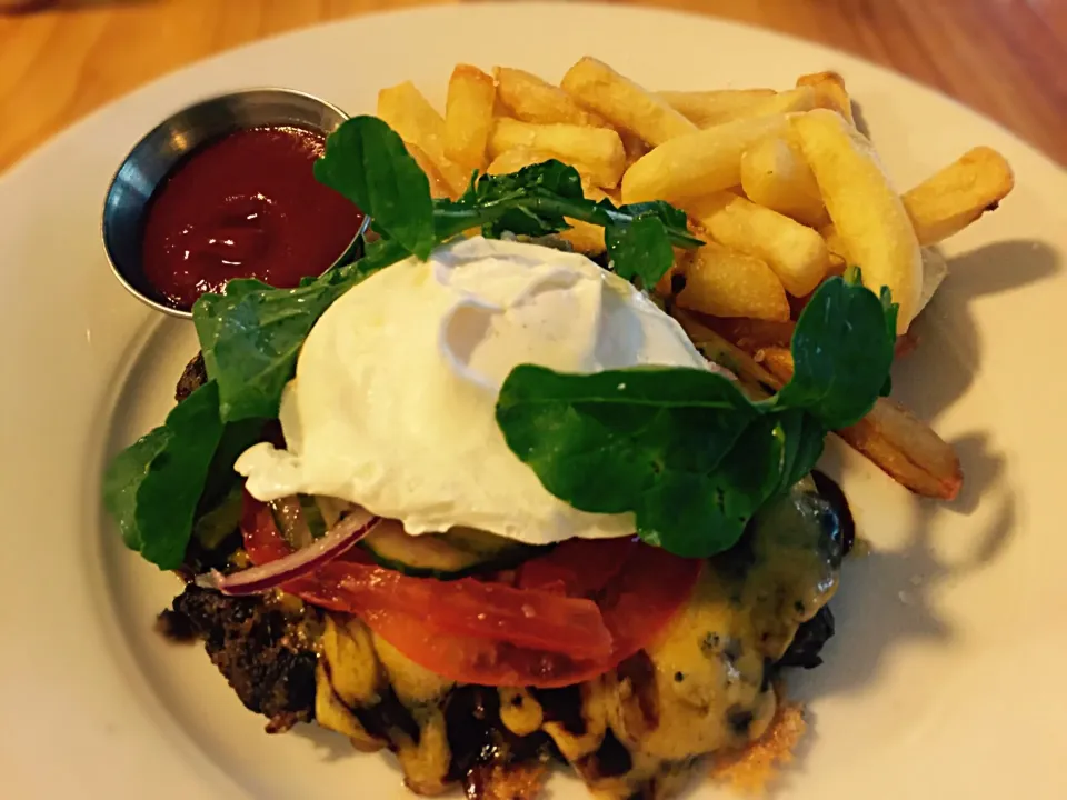 Mushroom & Bean vegetarian burger, cheese, poached egg and fries|Sergio Lacuevaさん